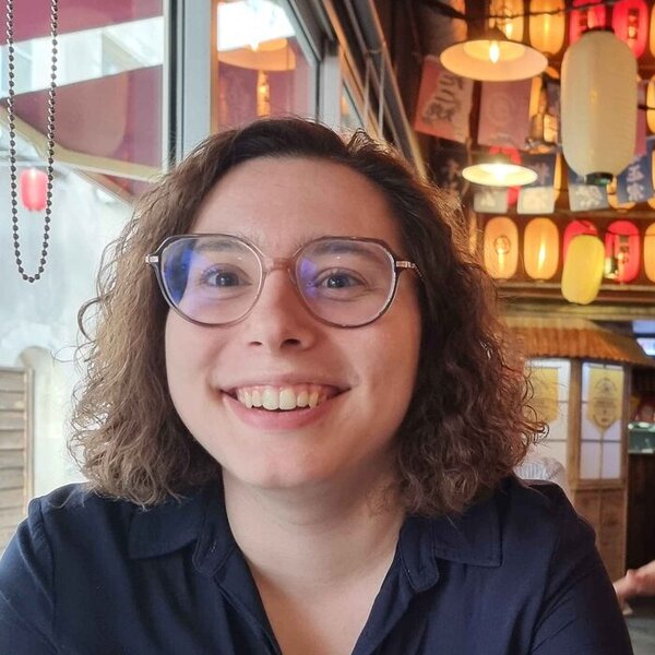 Charlotte, tout sourire